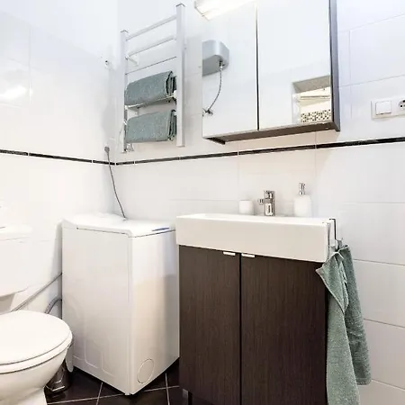 Апартаменты Charming Downtown Hideaway Steps From New York Cafe! Будапешт