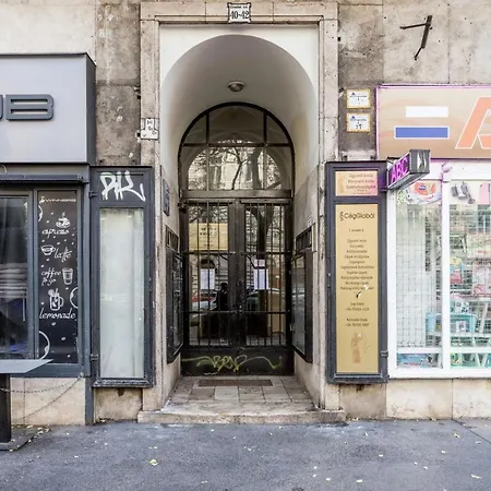 Charming Downtown Hideaway Steps From New York Cafe! Appartement