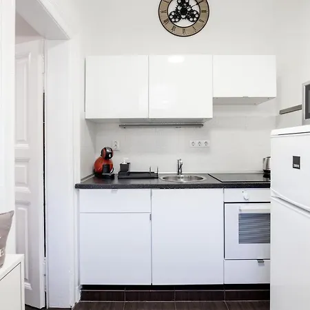 Charming Downtown Hideaway Steps From New York Cafe! Appartement