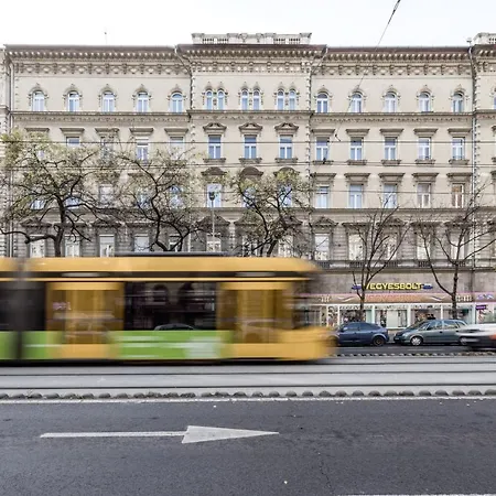 Charming Downtown Hideaway Steps From New York Cafe!