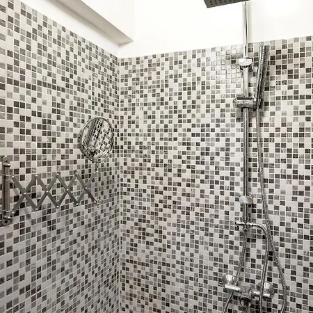 Charming Downtown Hideaway Steps From New York Cafe! Apartment *