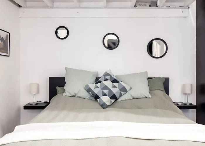 Апартаменты Charming Downtown Hideaway Steps From New York Cafe! Будапешт