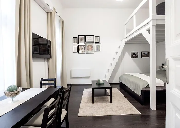 Charming Downtown Hideaway Steps From New York Cafe! Apartament