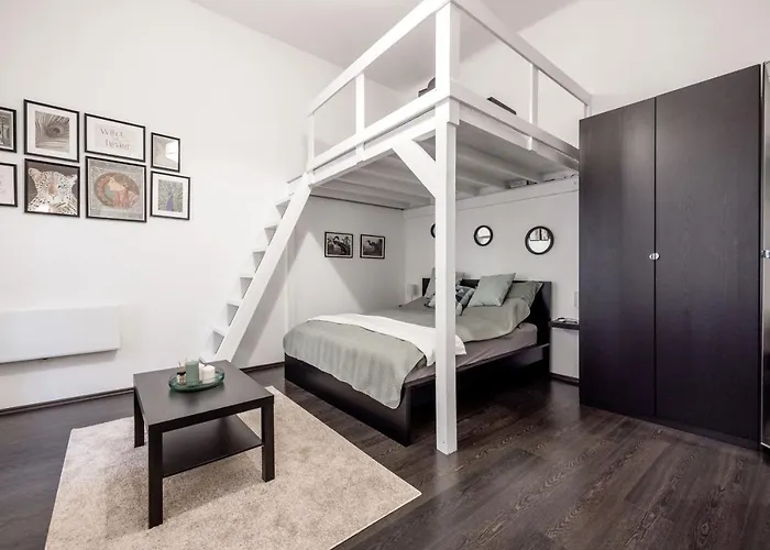 Апартаменты Charming Downtown Hideaway Steps From New York Cafe! Будапешт