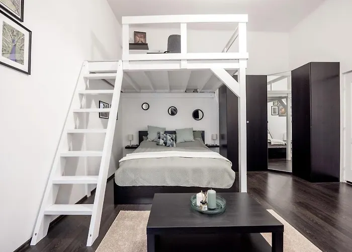 Charming Downtown Hideaway Steps From New York Cafe! *