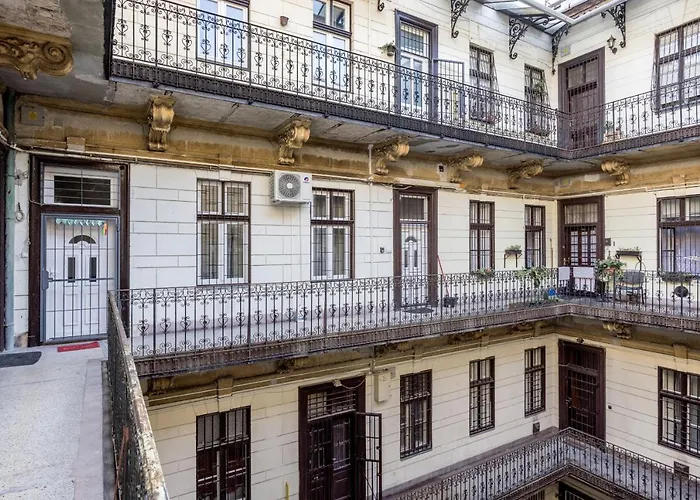 Апартаменты Charming Downtown Hideaway Steps From New York Cafe!