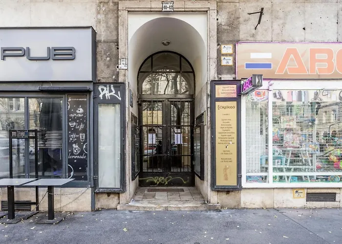 Charming Downtown Hideaway Steps From New York Cafe! Апартаменты