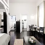 Charming Downtown Hideaway Steps From New York Cafe! * ブダペスト