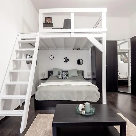 Charming Downtown Hideaway Steps From New York Café! *