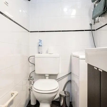 Charming Downtown Hideaway Steps From New York Café!