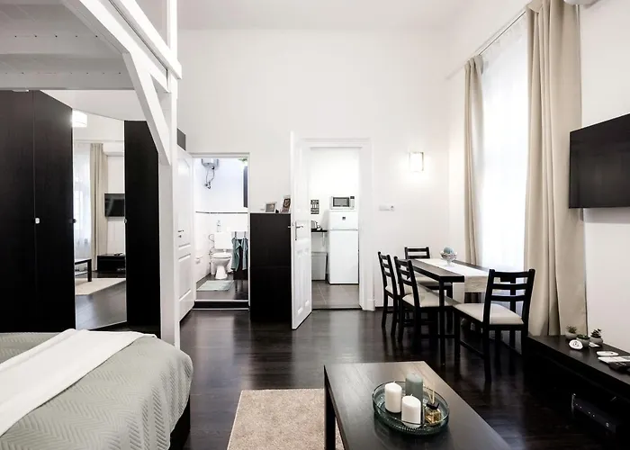 Charming Downtown Hideaway Steps From New York Cafe! * Budapest