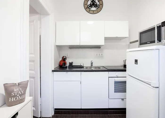 Charming Downtown Hideaway Steps From New York Cafe! 公寓