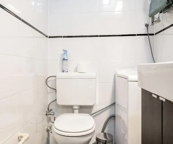 Charming Downtown Hideaway Steps From New York Cafe!