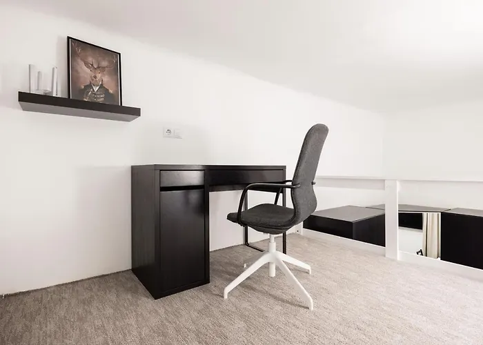 Charming Downtown Hideaway Steps From New York Cafe! Budapest