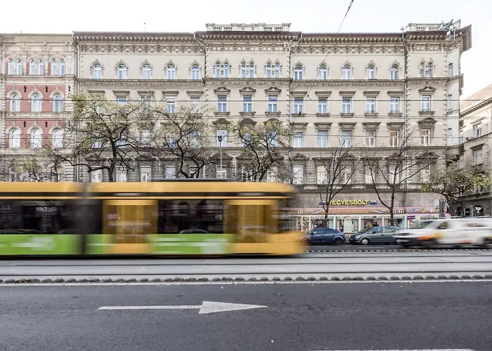 Charming Downtown Hideaway Steps From New York Cafe!