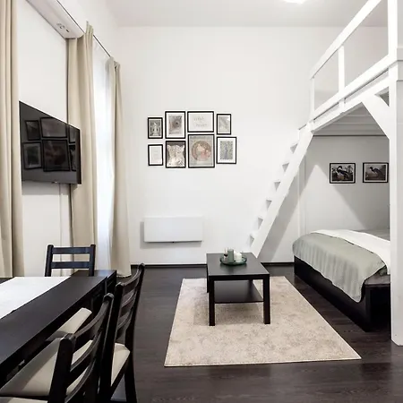 Charming Downtown Hideaway Steps From New York Cafe! Apartment