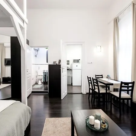 Charming Downtown Hideaway Steps From New York Cafe! * Budapest