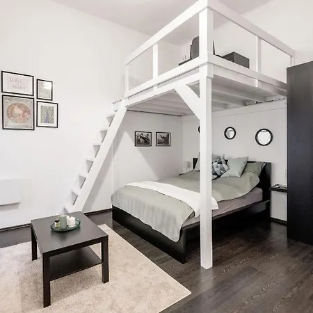 Charming Downtown Hideaway Steps From New York Cafe! Budapest