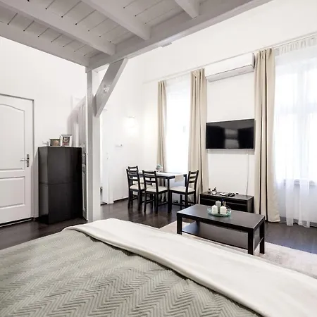Charming Downtown Hideaway Steps From New York Cafe! *